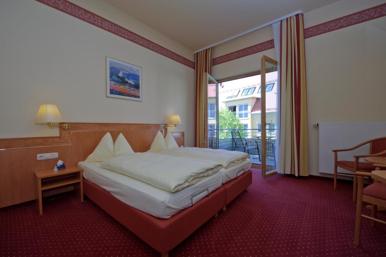 Doppelzimmer mit Balkon und Blick auf den Dachgarten