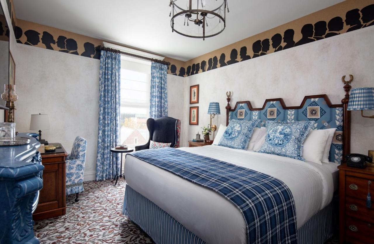 Graduate King Room