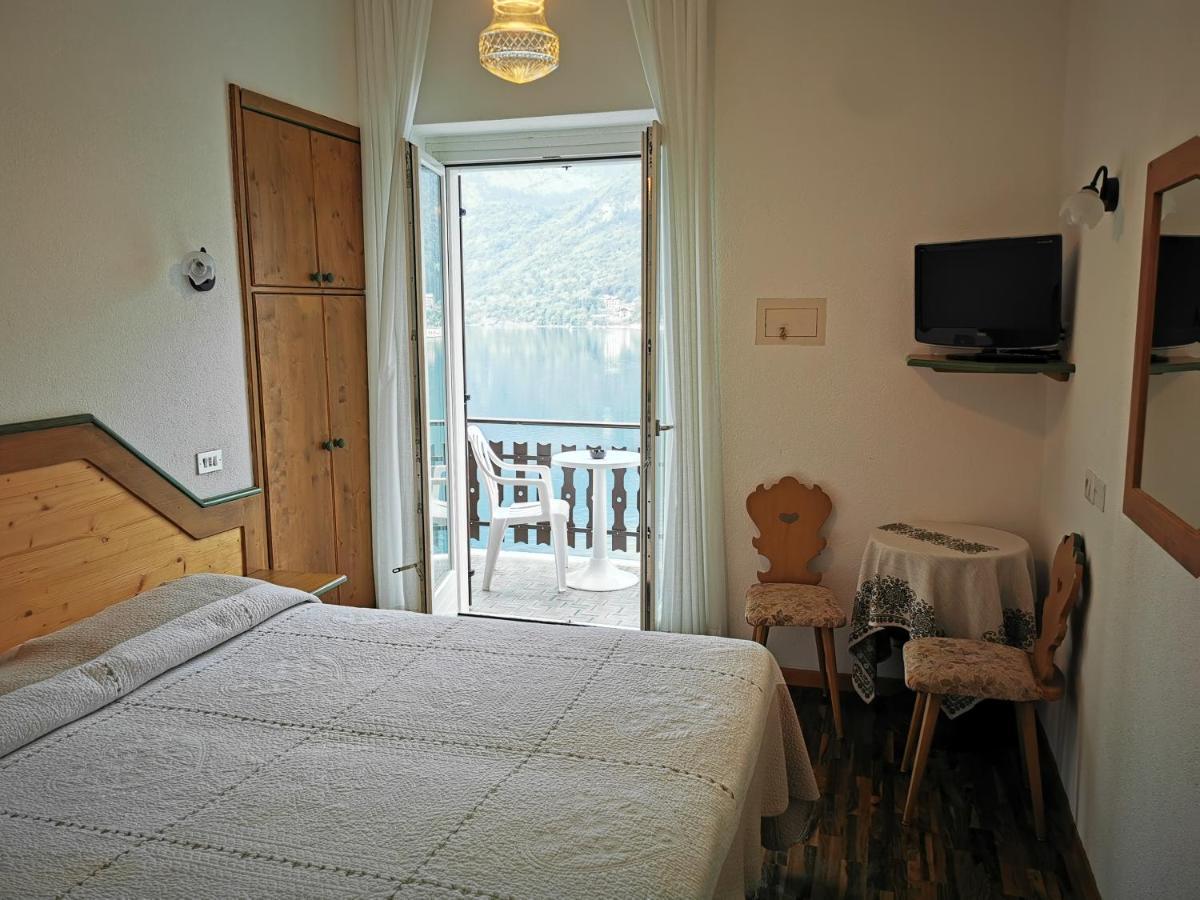 Camera Matrimoniale/Doppia con Letti Singoli con Balcone e Vista Lago e Montagna