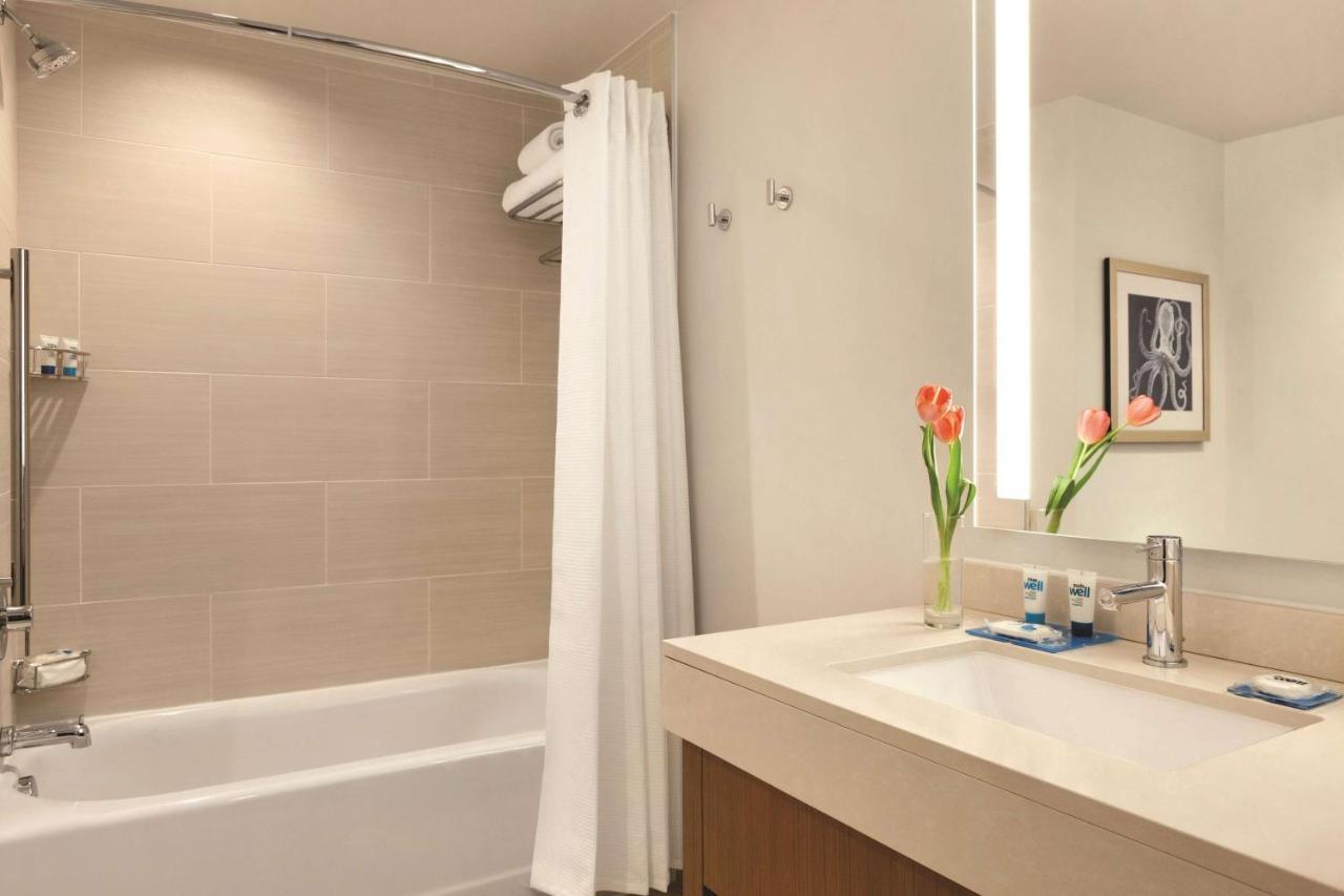 Oceanfront King Studio Suite Sofa Bed Roll Shower Disability Access