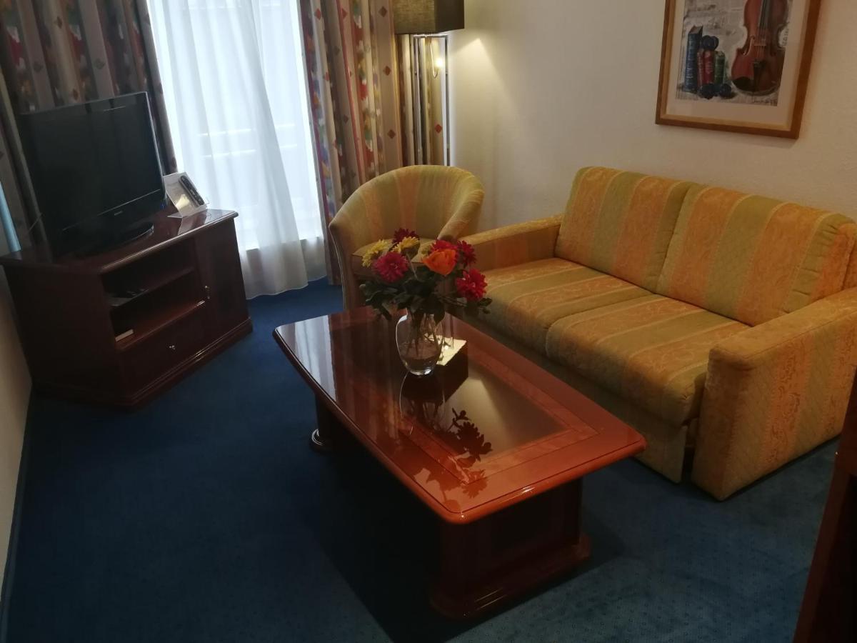 Suite,943587454:JPEG