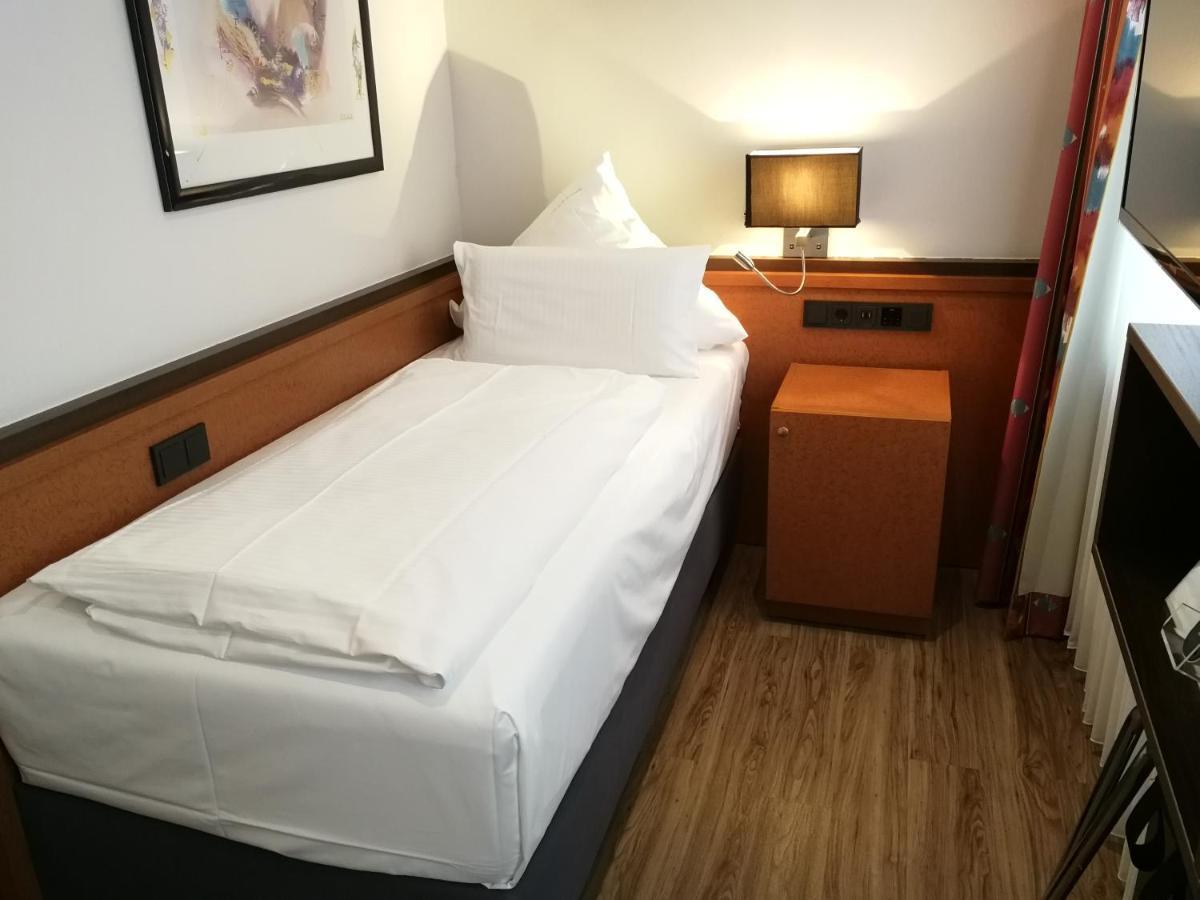 Single Room,944396425:JPEG