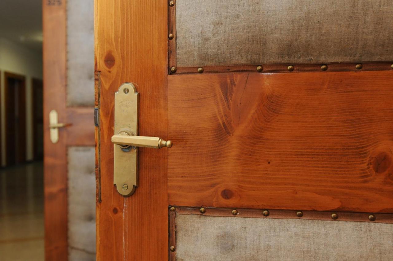 Standard Double Room with Lake View,943294465:JPEG