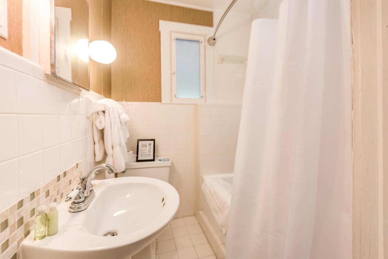 Standard Suite with Bathtub
