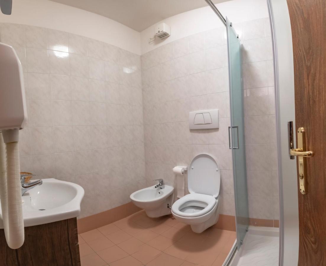 Small Double Room,943466173:JPEG