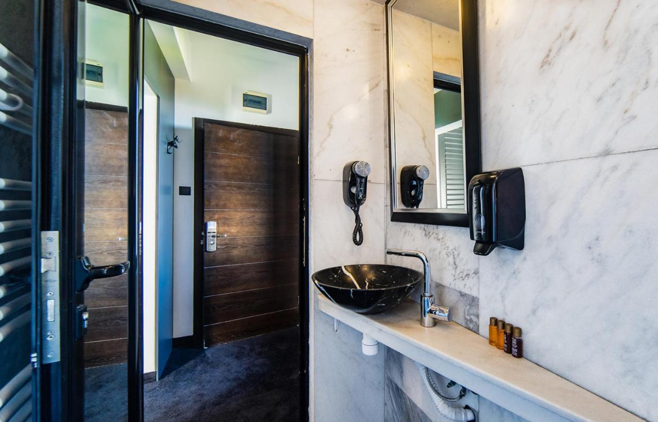 Junior Suite with Spa Bath, Balcony and Mountain View