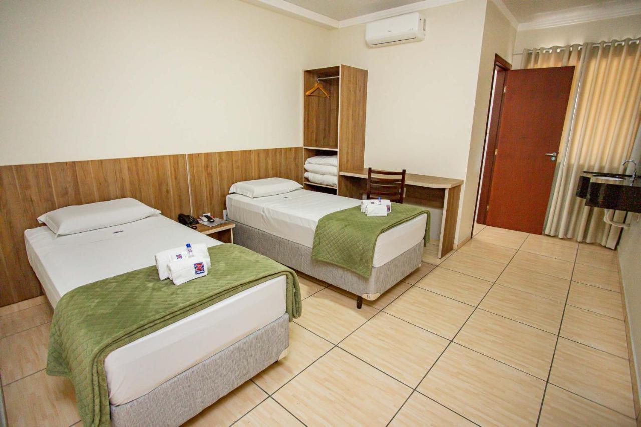 Quarto Grande com 2 Camas de Solteiro
