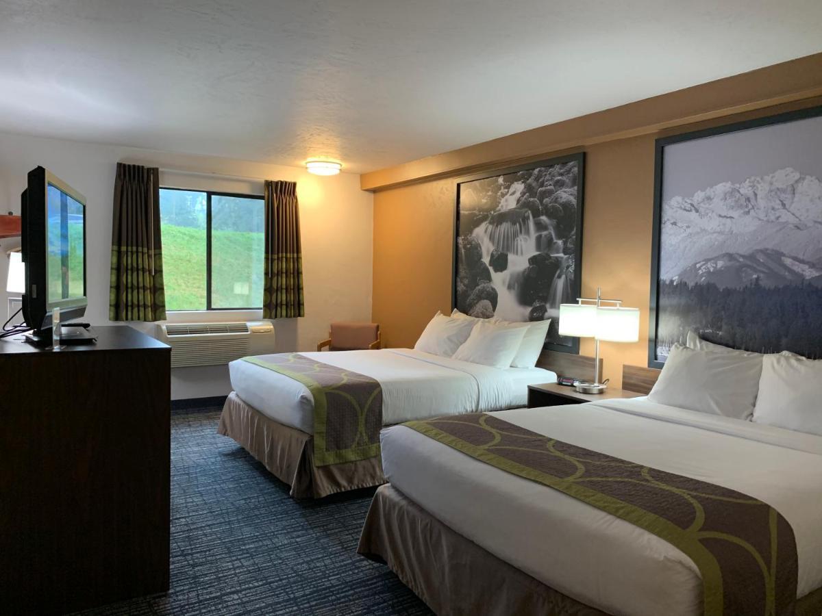 Deluxe Queen Room with Two Queen Beds - Non-Smoking