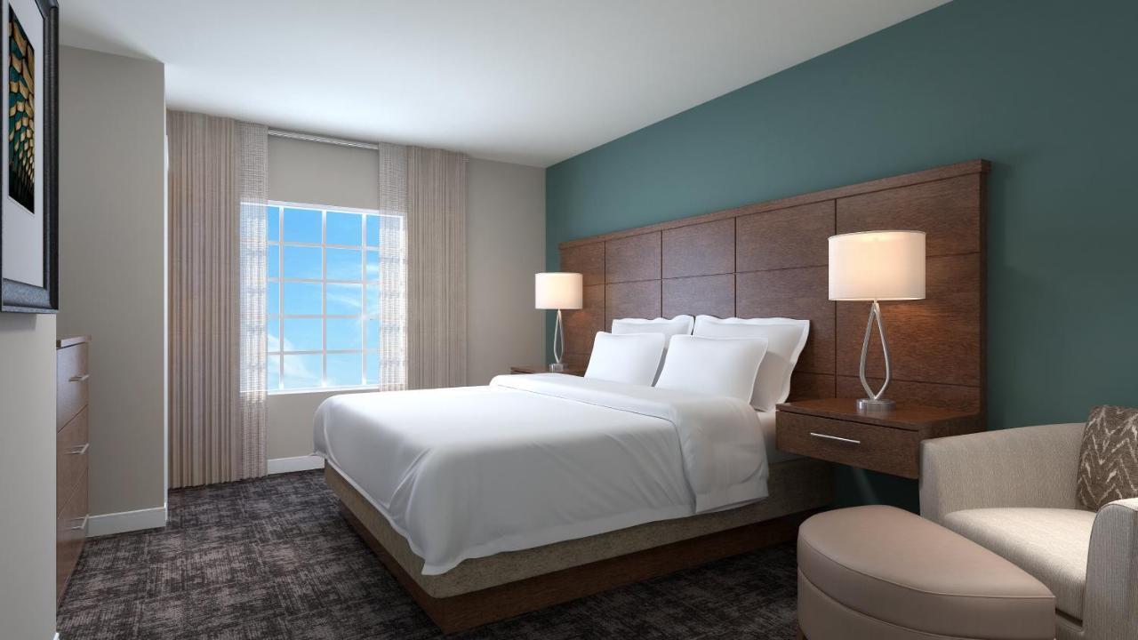One-Bedroom Queen Suite