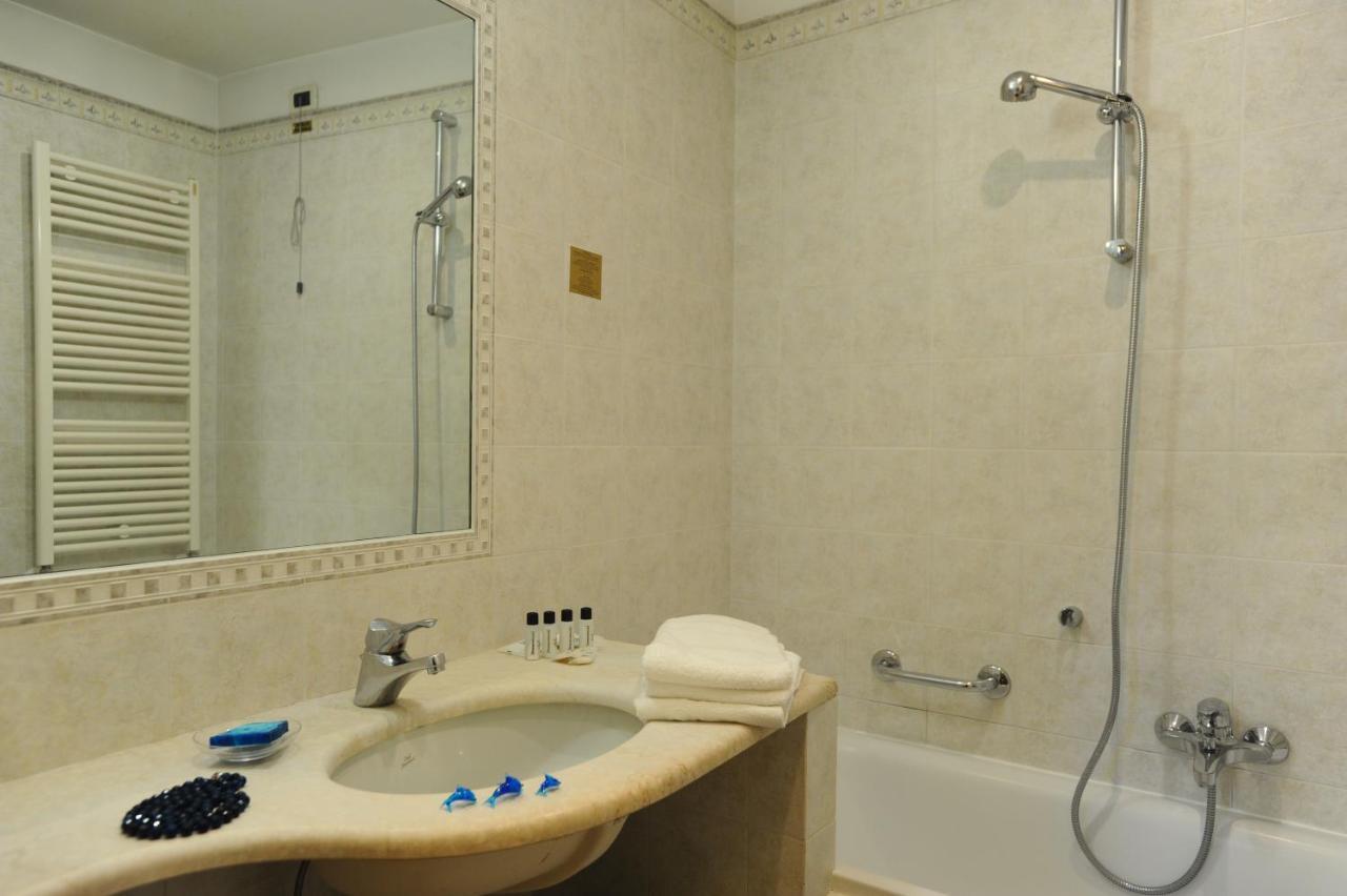 Two Connecting Double Rooms with 2 Bathrooms,1555417711:JPEG