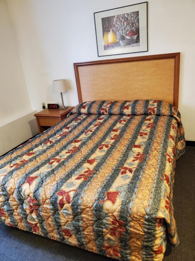 One Queen Bed Non-Smoking,63853357:JPEG