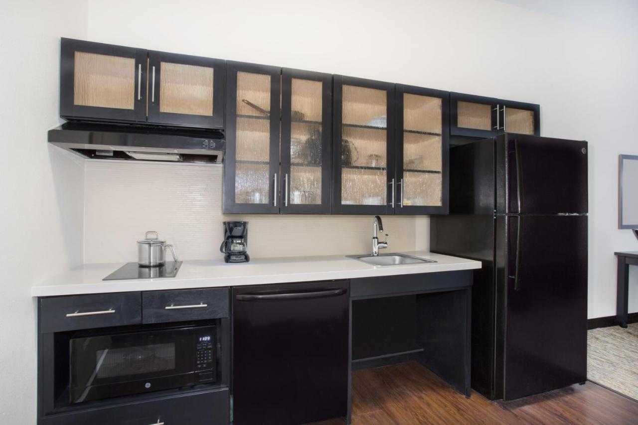 Queen Studio with Roll-In Shower - Disability Access