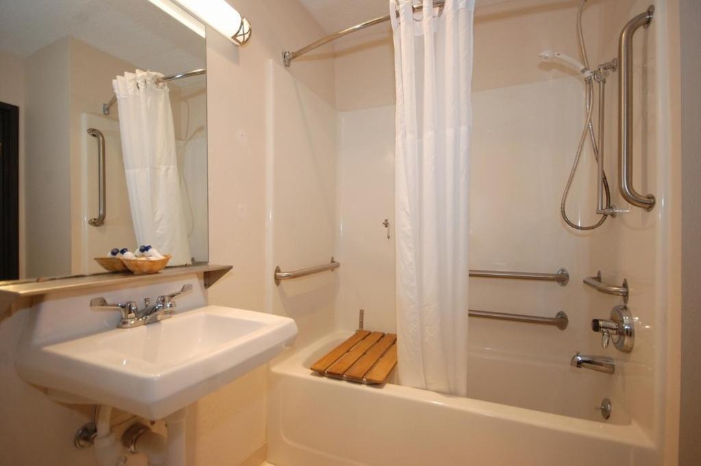 Deluxe King Studio Suite with Pool View - Non-Smoking