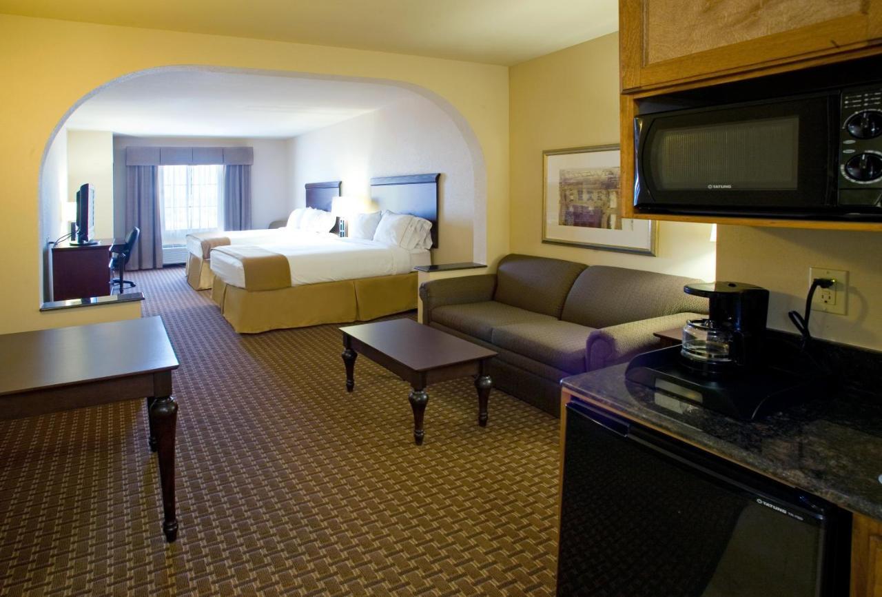 Queen Suite with Two Queen Beds and Additional Living Area