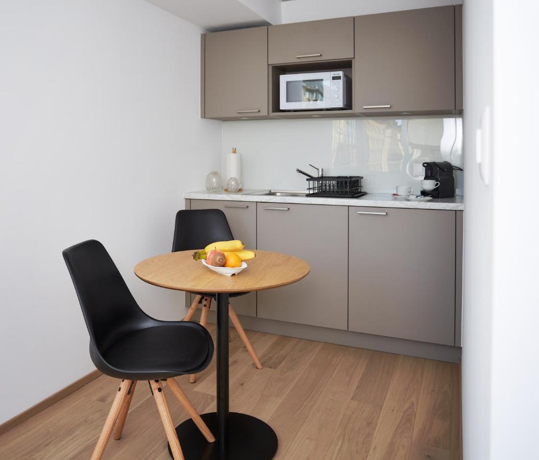 Estudio con cama extragrande