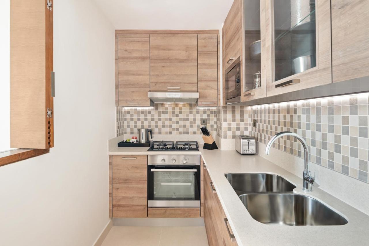 One-Bedroom King Suite with Pool View - Non-Smoking,986352724:JPEG