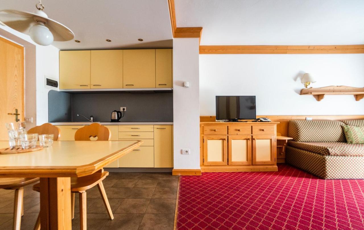 One-Bedroom Apartment with Balcony,989817505:JPEG