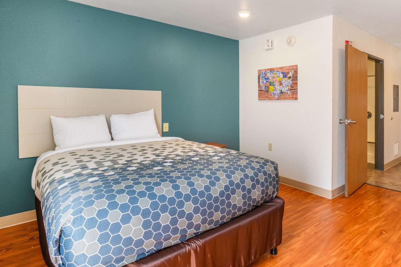 Queen Room - Accessible/Nonsmoking