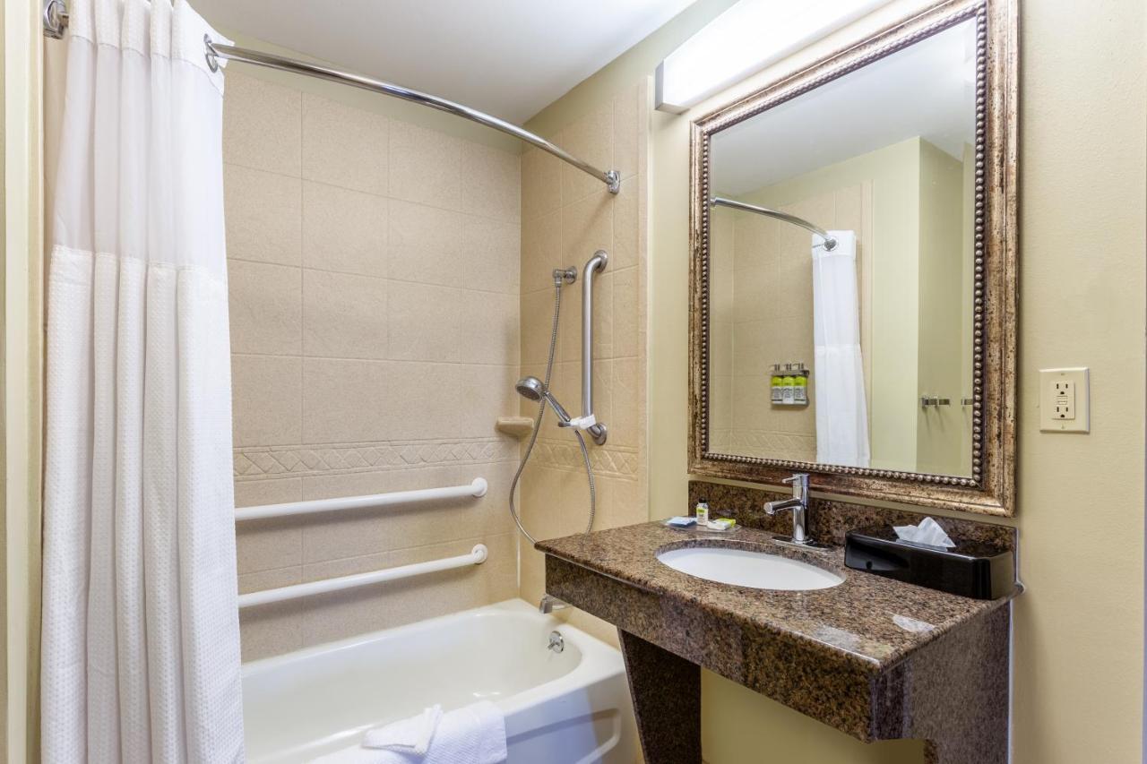 Queen Room with Transfer Shower - Mobility Accessible