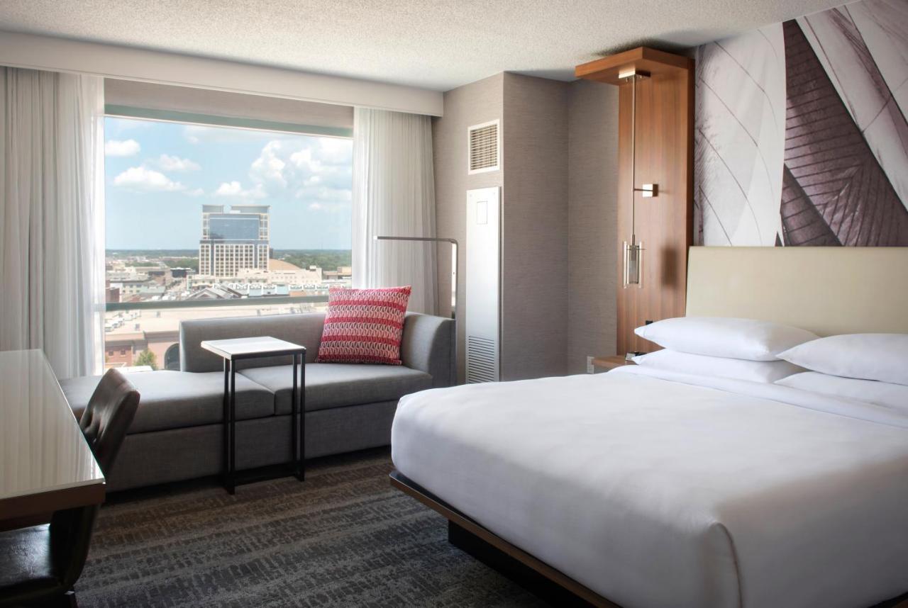 King Room with City View and Adapted Tub - Mobility and Hearing Accessible