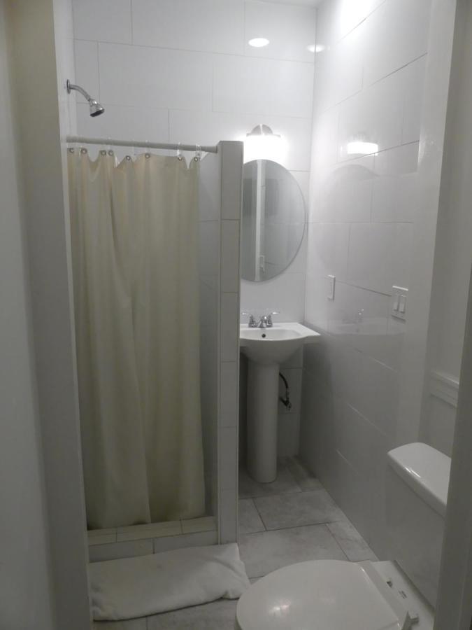 Camera con 2 Letti Singoli e Bagno in Comune