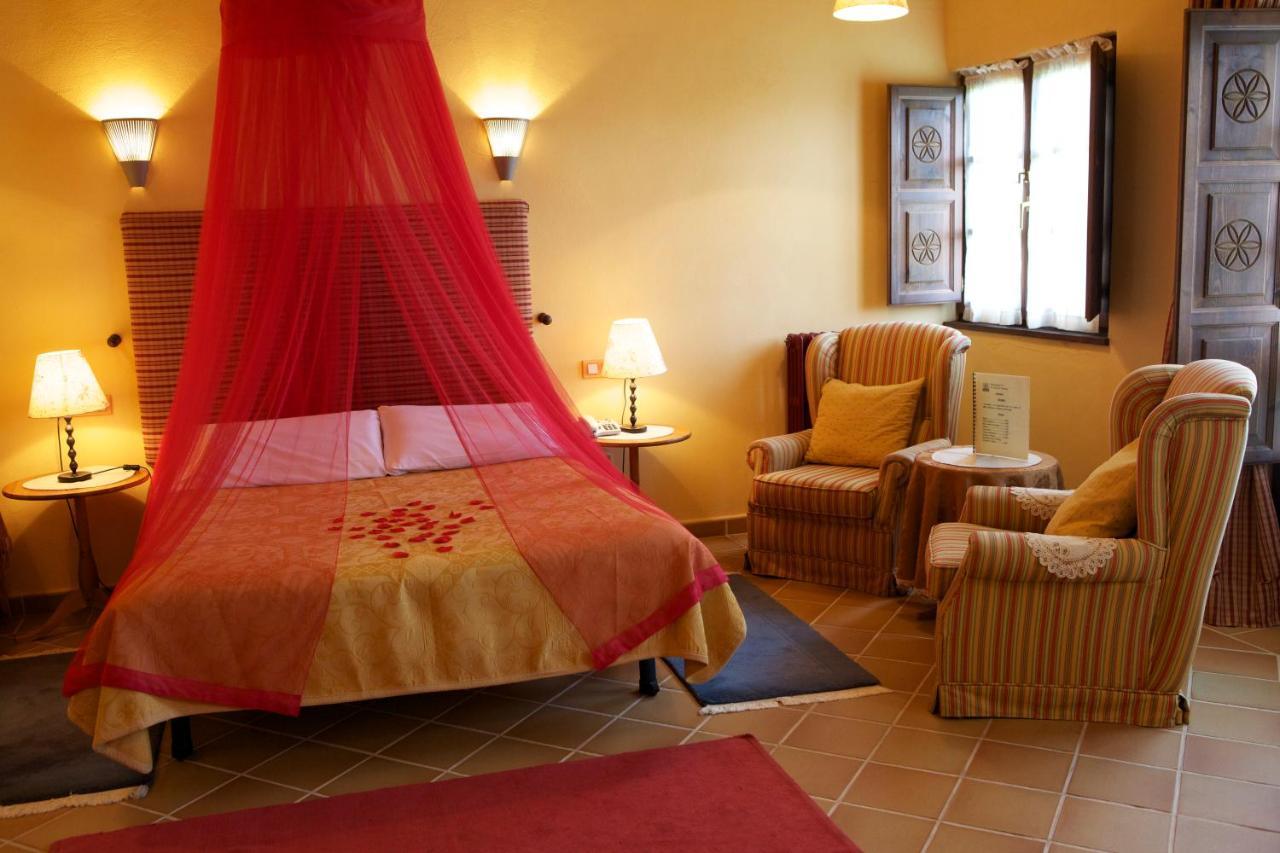 Habitación con cama grande y bañera de hidromasaje