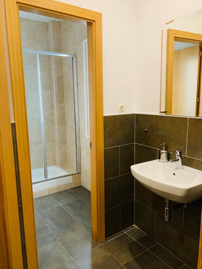 Chambre Lits Jumeaux avec Salle de Bains Commune