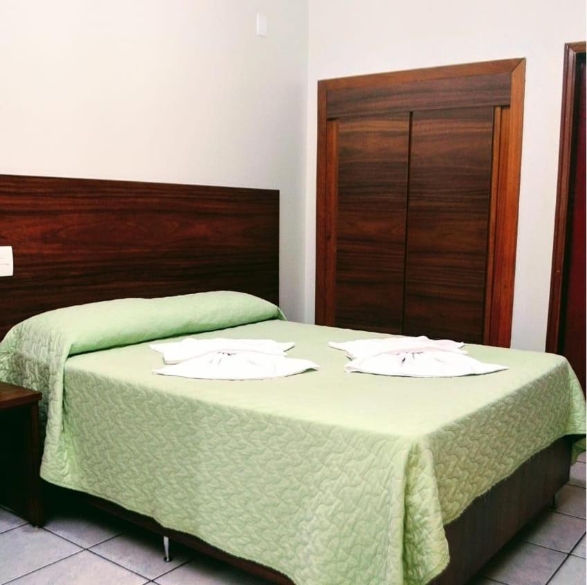 Quarto com Cama de Casal ou 2 de Solteiro