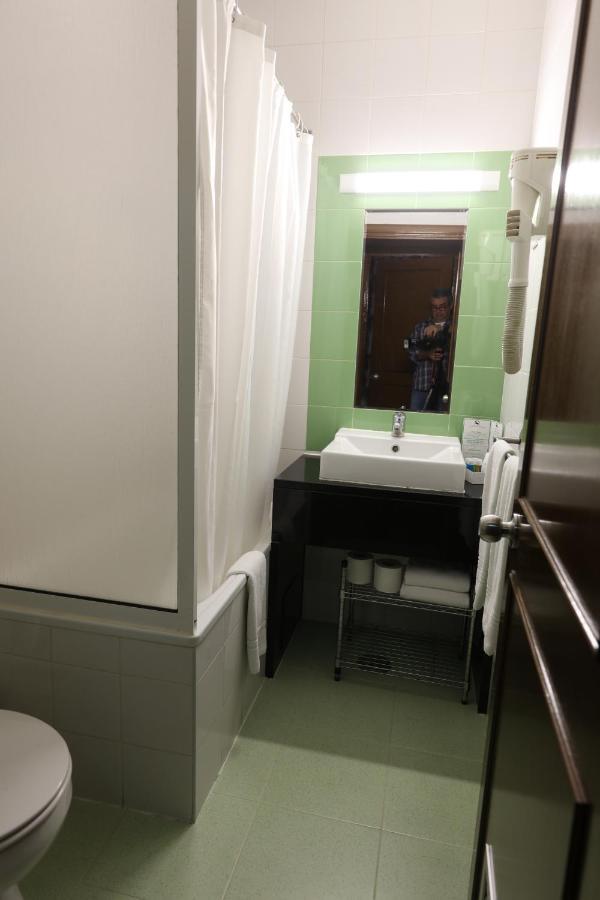Quarto Triplo com Banheiro Privativo