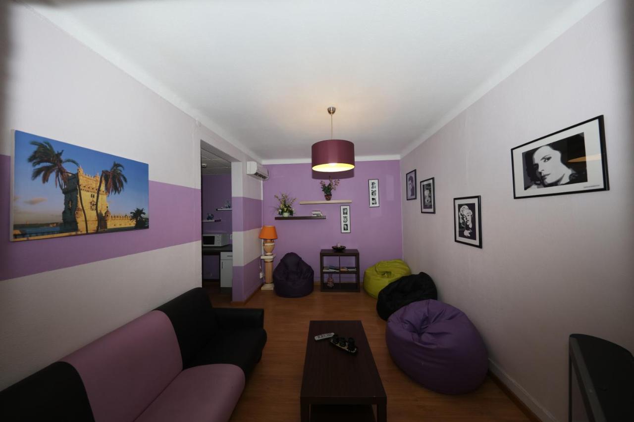 Quarto com 2 Camas de Solteiro e Banheiro Compartilhado