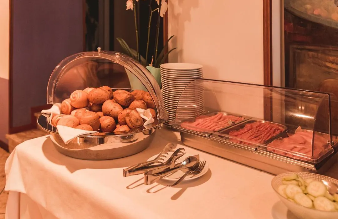 Hotel Benacus-1