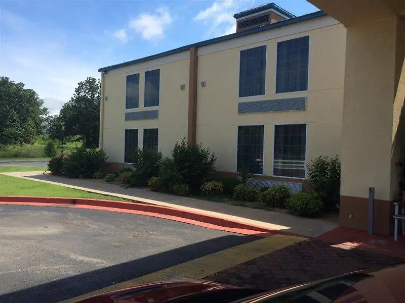 Days Inn & Suites By Wyndham Tahlequah-1