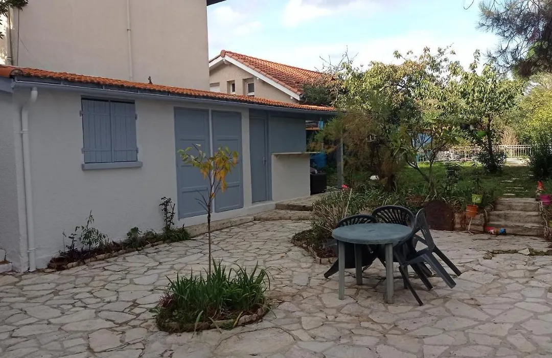 2 chambres et salle de bain un oasis de bien être Piscine et jardin Direct Gare Aéroport-1