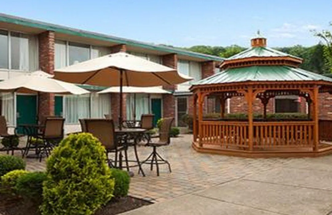 Days Inn By Wyndham Butler Conference Center-1