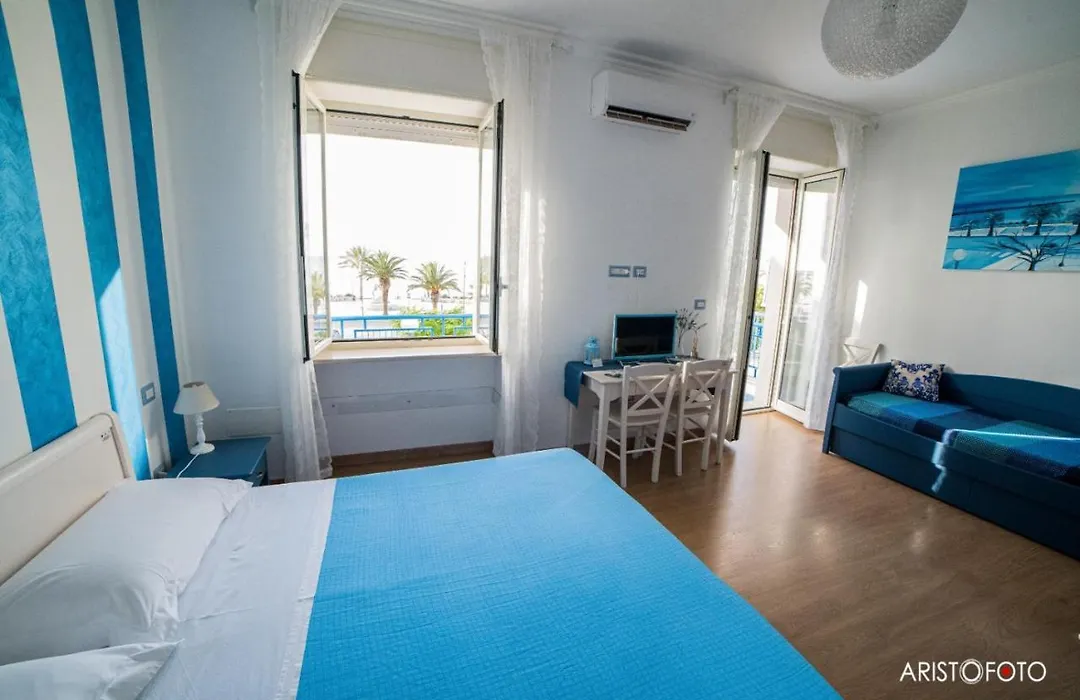 B&B Una Rotonda sul mare-1