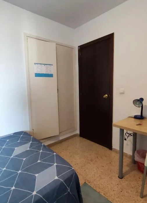 Habitacion Con Cama Doble, Piso Compartido En Avenida Blasco Ibanez-1