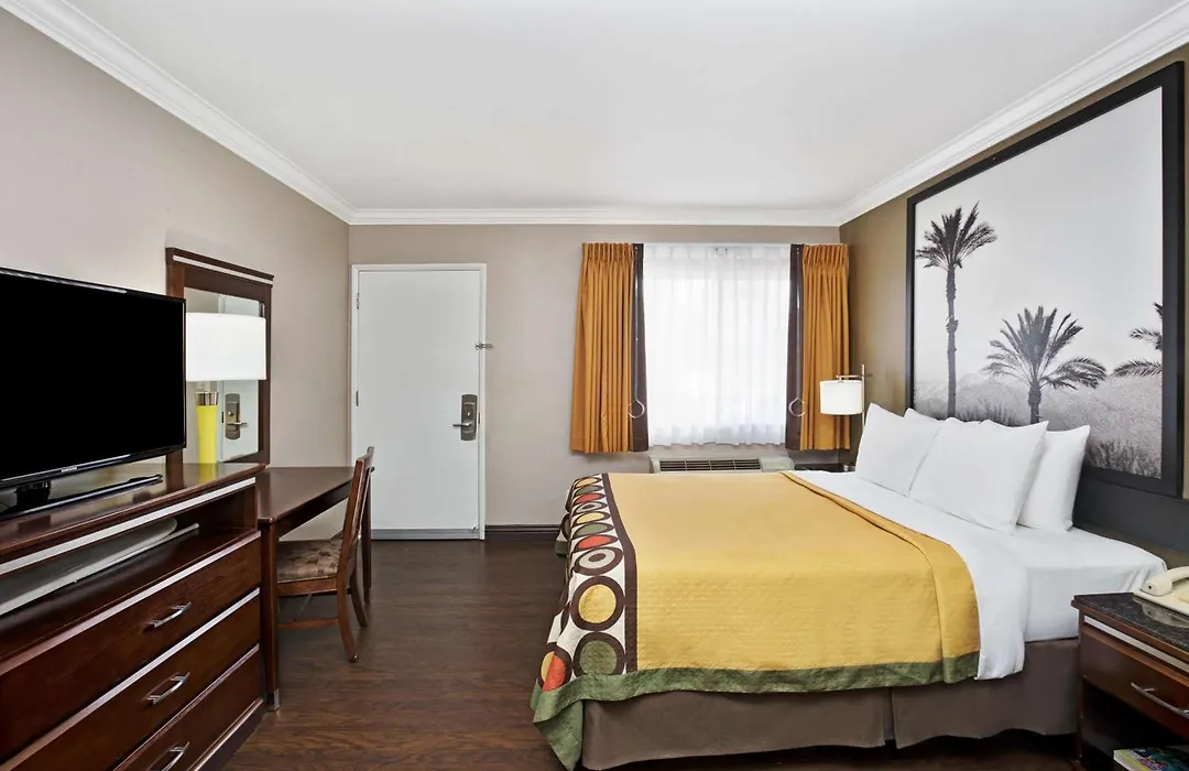 Super 8 By Wyndham Los Angeles-Culver City Area-1