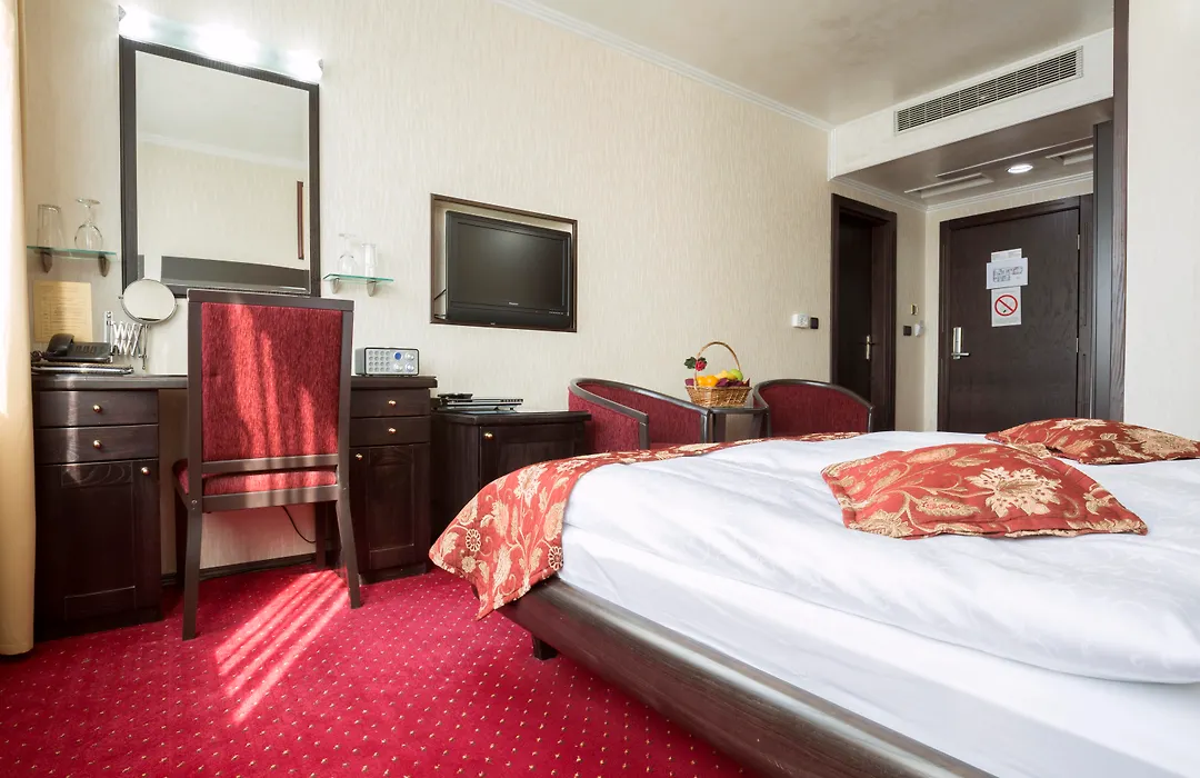 Prezident Hotel Novi Sad - Outdoor Pool & Spa-1