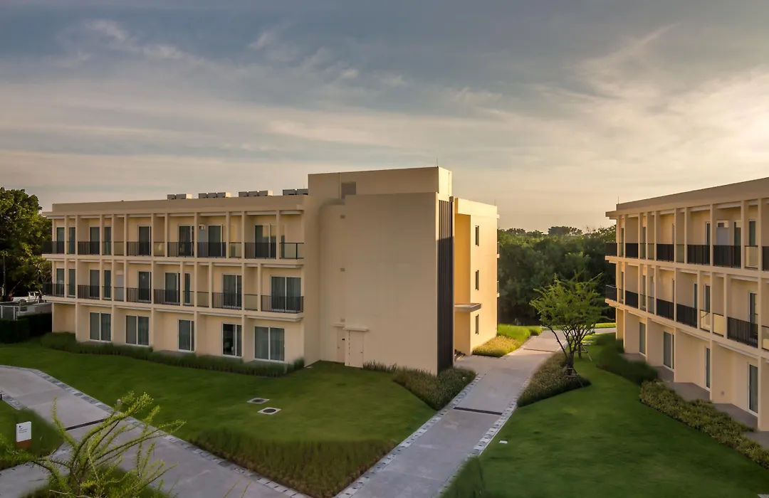 Eastin Thana City Golf Resort Bangkok Free Scheduled Shuttle From Hotel To Suvarnabhumi Airport-1