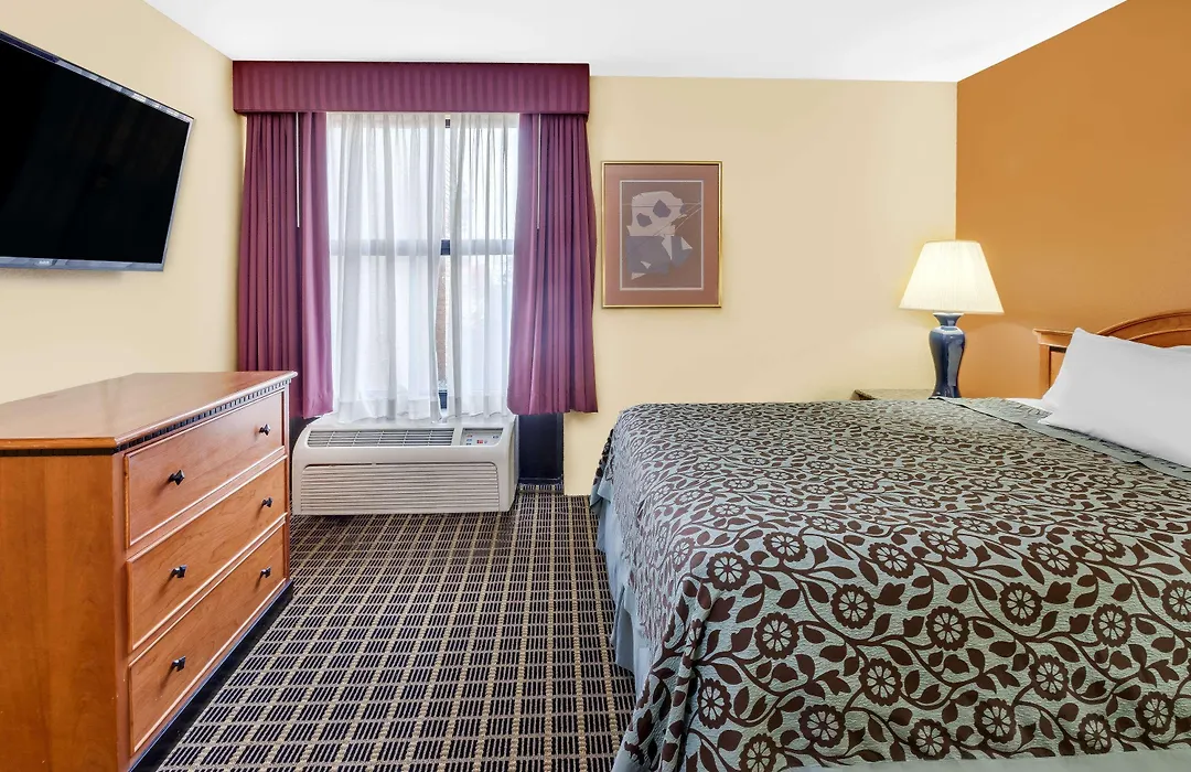 Days Inn & Suites By Wyndham Kalamazoo-1