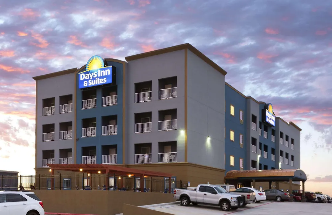 Days Inn & Suites By Wyndham Galveston West/Seawall-1