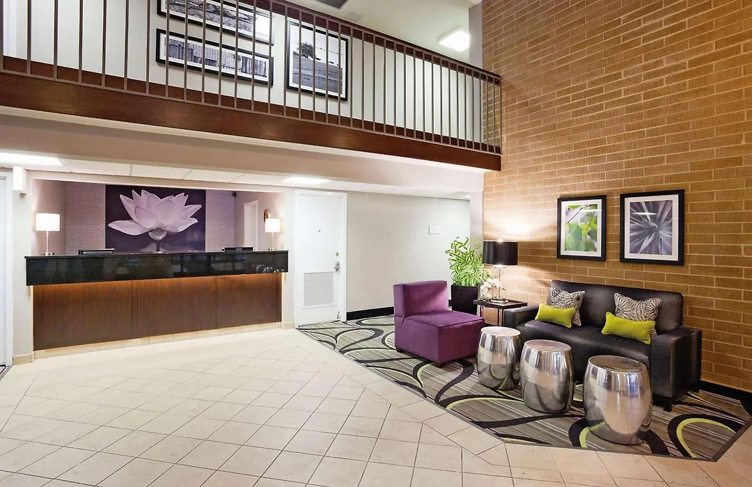 La Quinta Inn By Wyndham Oshkosh-1