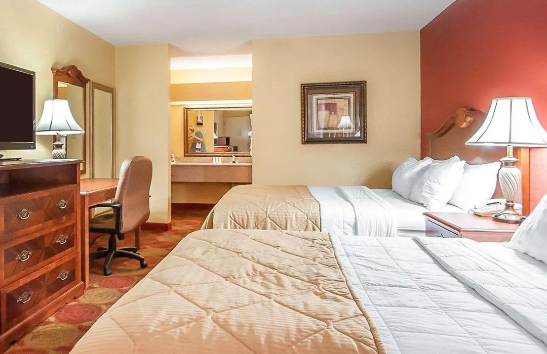 Clarion Inn & Suites University Center-1