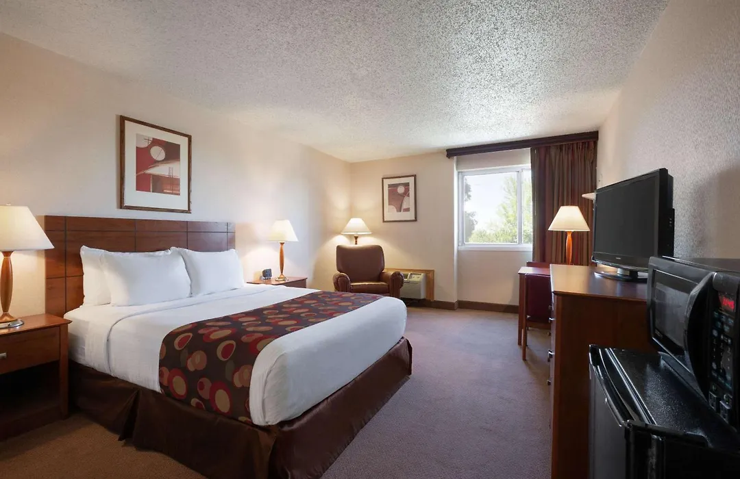 Ramada By Wyndham Bismarck-1