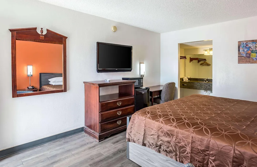 Econo Lodge-1