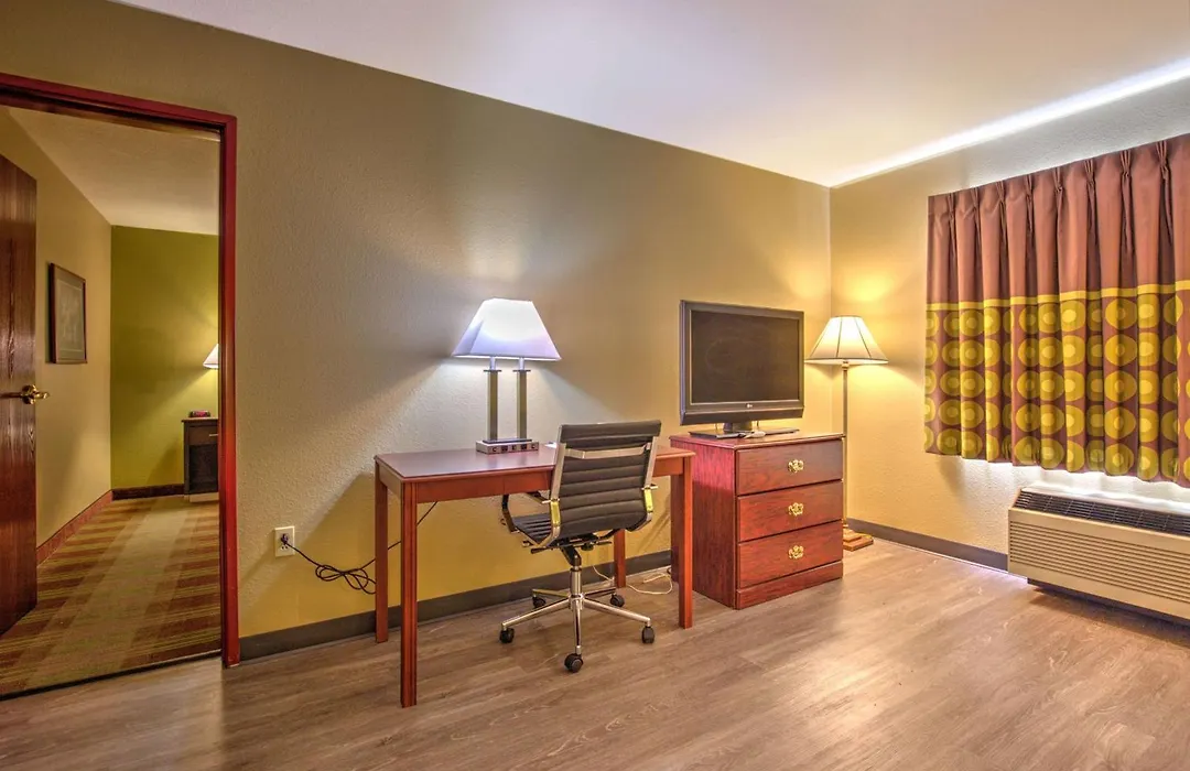 Super 8 By Wyndham Waterloo-1
