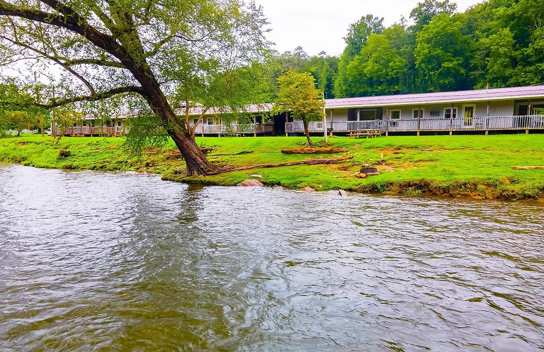 Lloyd'S On The River Country Inn By Oyo-1