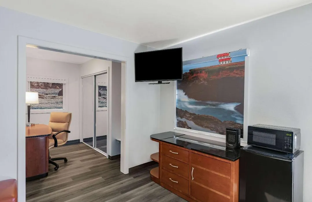 Oceanside Inn & Suites, A Days Inn By Wyndham-1
