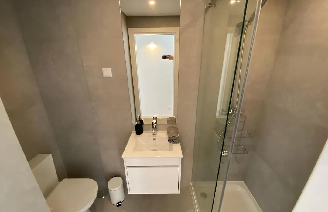 Carcavelos Beach Shared Serviced Apartment 11-1