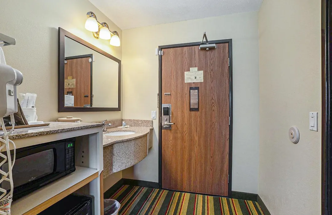 Super 8 By Wyndham Mt. Pleasant-1